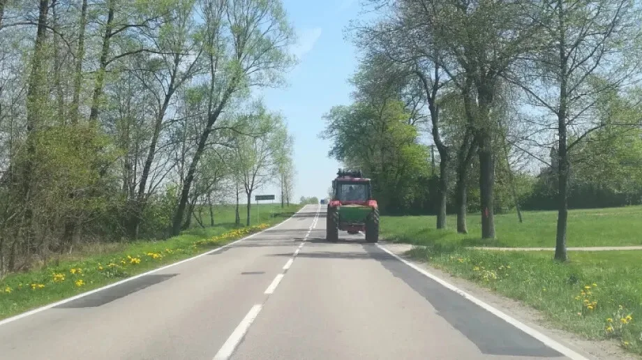 Kompletnie pijany kierowca ciągnika demoluje zasiew kukurydzy