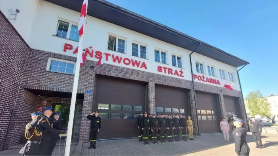Uroczysty apel z okazji Dnia Flagi w Komendzie Powiatowej PSP w Ostrowi Mazowieckiej