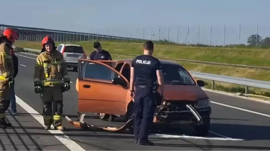Wystrzał opony w trakcie jazdy. Kierowca uderzył w barierki ochronne