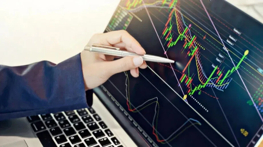 Zalety i wady korzystania z brokerów online