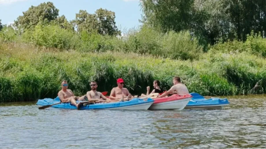 Integracyjny dzień na wodzie. Strażacki spływ kajakowy