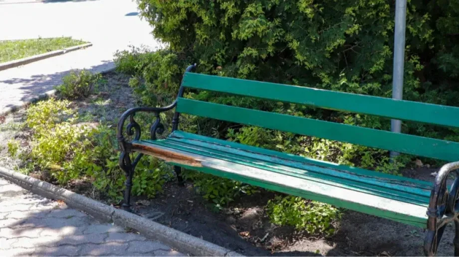 Zdewastowane i spróchniałe ławki w mieście (zdjęcia)