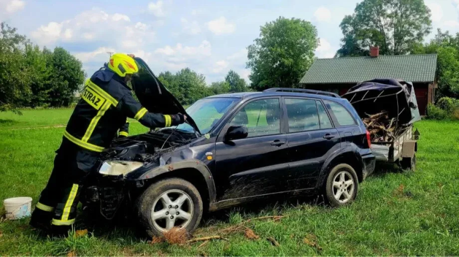 Kobieta straciła panowanie nad pojazdem. Interweniowali strażacy