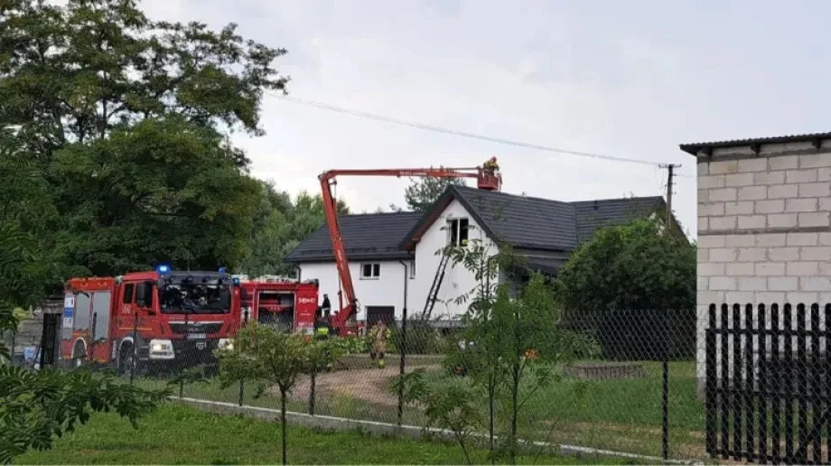 Strażacy powstrzymali pożar dachu w Małkini Małej-Przewóz