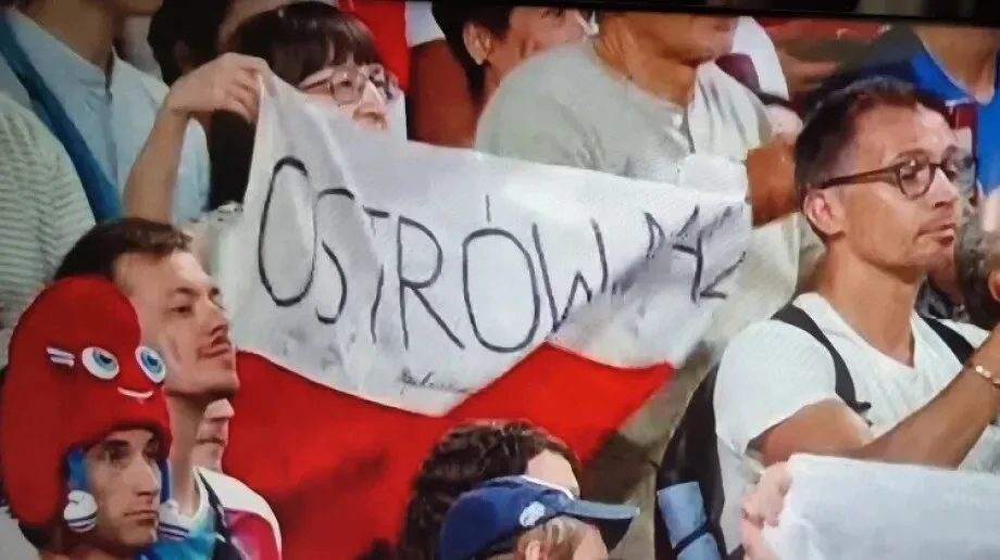 Mieszkańcy Ostrowi Mazowieckiej na olimpijskich trybunach. Ich entuzjazm uchwycony przez kamery