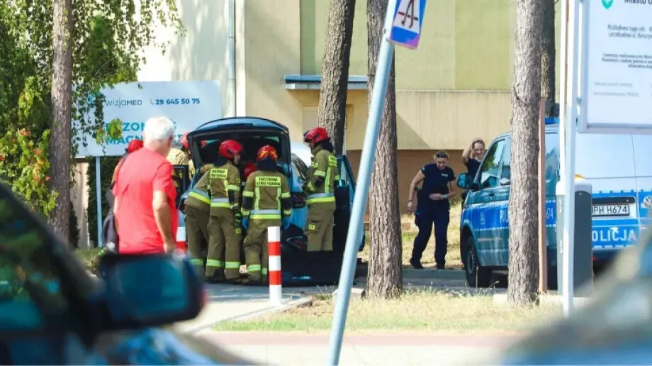 Kierowca stracił panowanie nad pojazdem i uderzył w drzewo. Trafił do szpitala (zdjęcia)