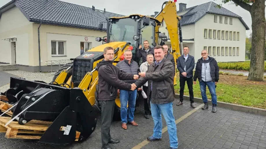 Nowa koparko-ładowarka dla Gminy Boguty-Pianki. Efektywniejsza praca nad infrastrukturą
