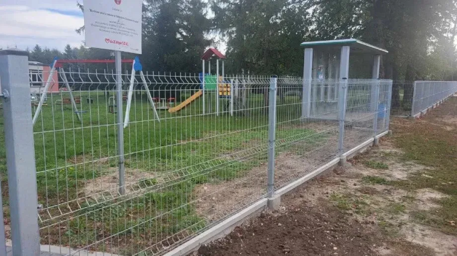 Nowy plac zabaw i ogrodzenia. Gmina Zaręby Kościelne zrealizowała kolejne inwestycje dzięki wsparciu Mazowsza