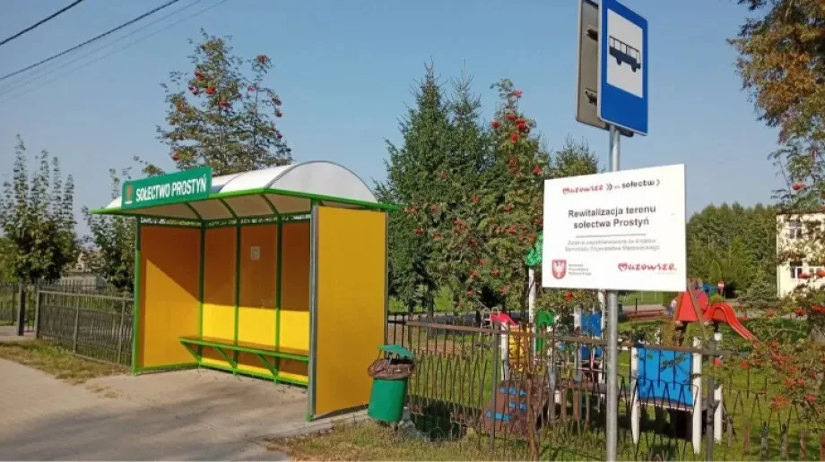 Nowe wiaty przystankowe w Prostyni. Komfort i bezpieczeństwo dla mieszkańców