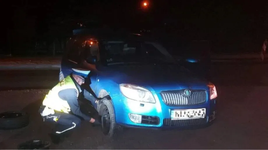 Policjanci wymienili koło starszemu mężczyźnie