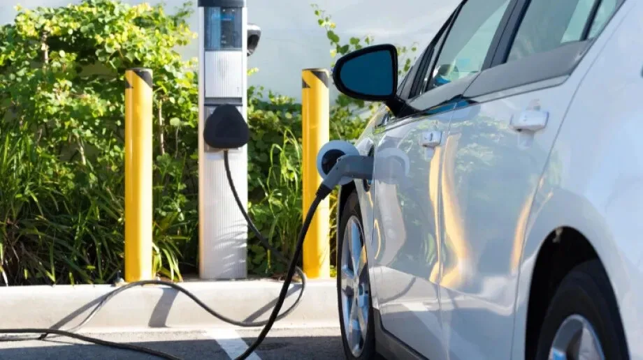 Rośnie zapotrzebowanie na szkolenia z gaszenia elektryków. Wiedza na ten temat jest coraz szersza
