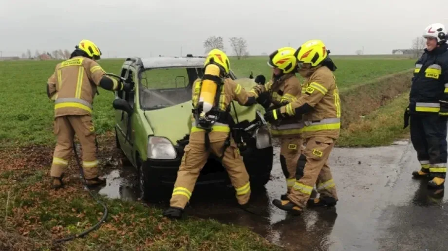 Niecodzienny pożar samochodu między Andrzejewem a Dąbrową