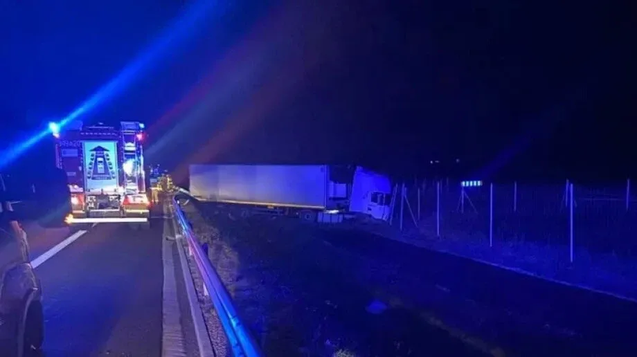 Wypadek na trasie S-61. Ciężarówka wpadła do rowu