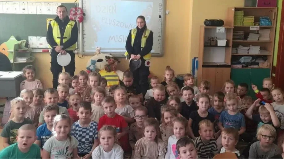 Policjanci z drogówki odwiedzili przedszkolaków z okazji Dnia Pluszowego Misia