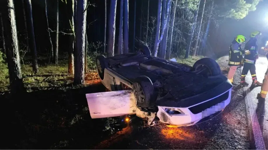 Czołowe zderzenie audi i seata! Jedna osoba trafiła do szpitala (zdjęcia)