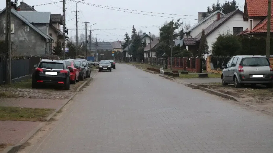 Radna domaga się budowy chodnika: piesi muszą chodzić po ulicy