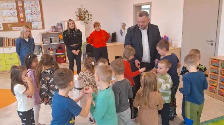 Burmistrz z wizytą w nowym przedszkolu