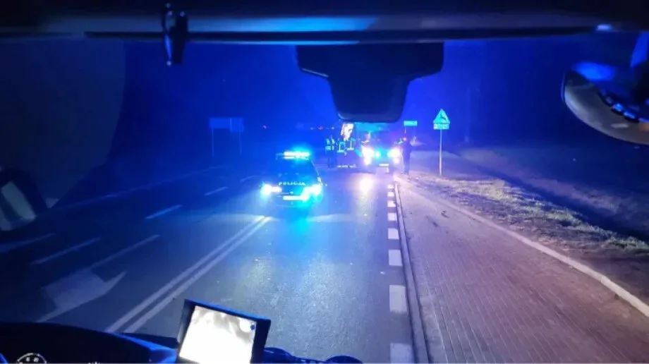 Dramatyczne dachowanie samochodu. Jedna osoba trafiła do szpitala!