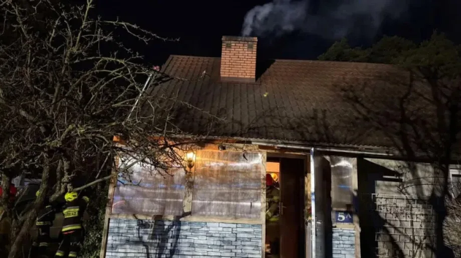 Pożar sadzy w kominie w Broku. Szybka interwencja strażaków