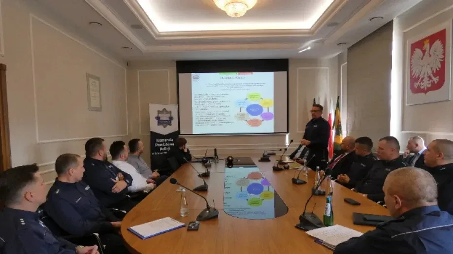 Spotkanie mieszkańców i policji w sprawie bezpieczeństwa w powiecie ostrowskim