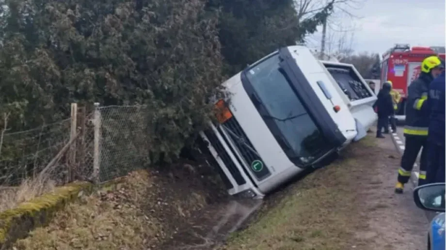 Autocysterna w rowie. Kierowca trafił do szpitala