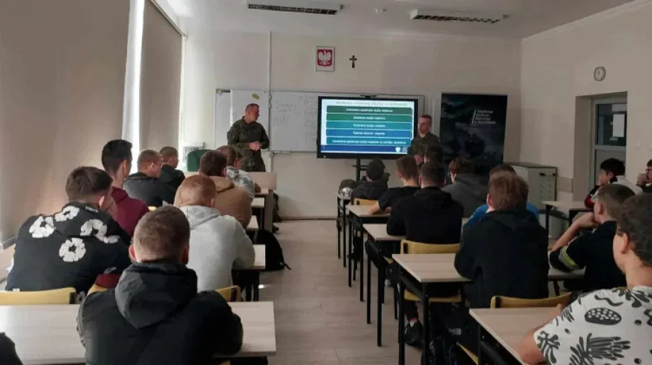 Spotkanie uczniów 'Rubinka' z przedstawicielem Wojskowego Centrum Rekrutacji