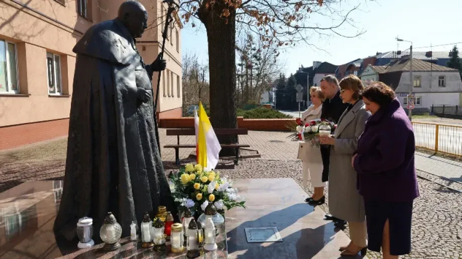 Burmistrz i przedstawiciele miasta upamiętnili Jana Pawła II w Ostrowi Mazowieckiej