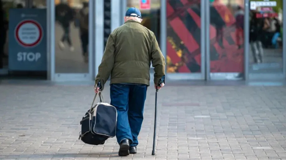 Nieznajoma podeszła pomóc seniorowi i odkryła przekręt