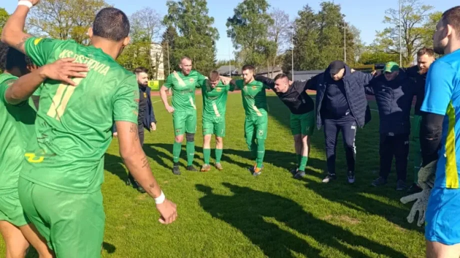 Ostrovia. Lider klęknął przed naszymi