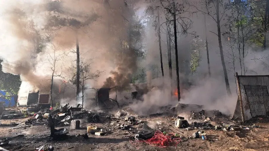 Pożar składowiska w Grądach.  Kłęby dymu widoczne z kilkunastu kilometrów (zdjęcia)