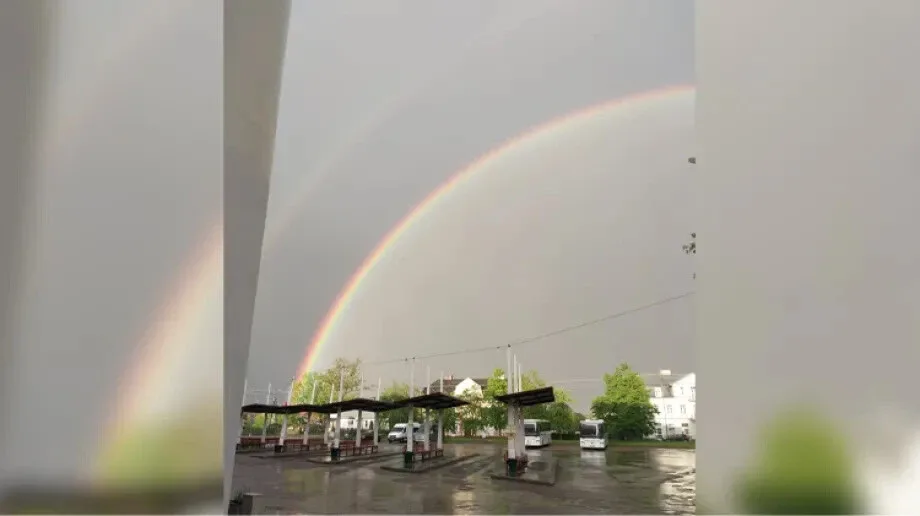 Ale widok! Tęczowy spektakl nad miastem (zdjęcia)