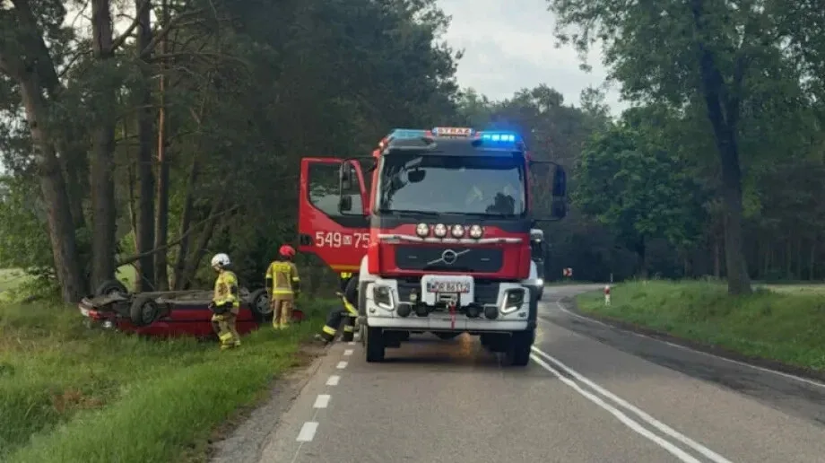Pijany 61-latek dachował autem. Kierowca trafił do szpitala