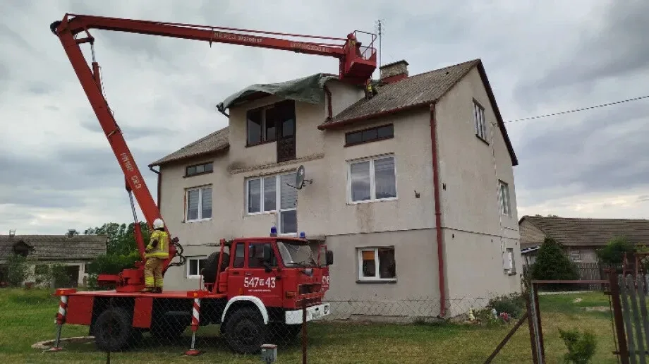 Zerwany dach w Orle. Interweniowali strażacy z Małkini i Ostrowi
