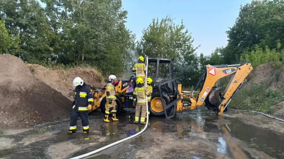 Koparka w płomieniach. Strażacy ruszyli na pomoc