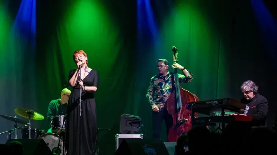 Muzyczne lato nad stawem. Joanna Knitter zaśpiewa w Ostrowi