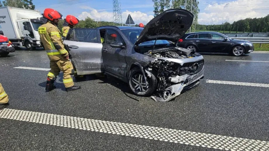 Dramatyczne chwile na S61! Auto rozbite o barierki (zdjęcia, aktualizacja)