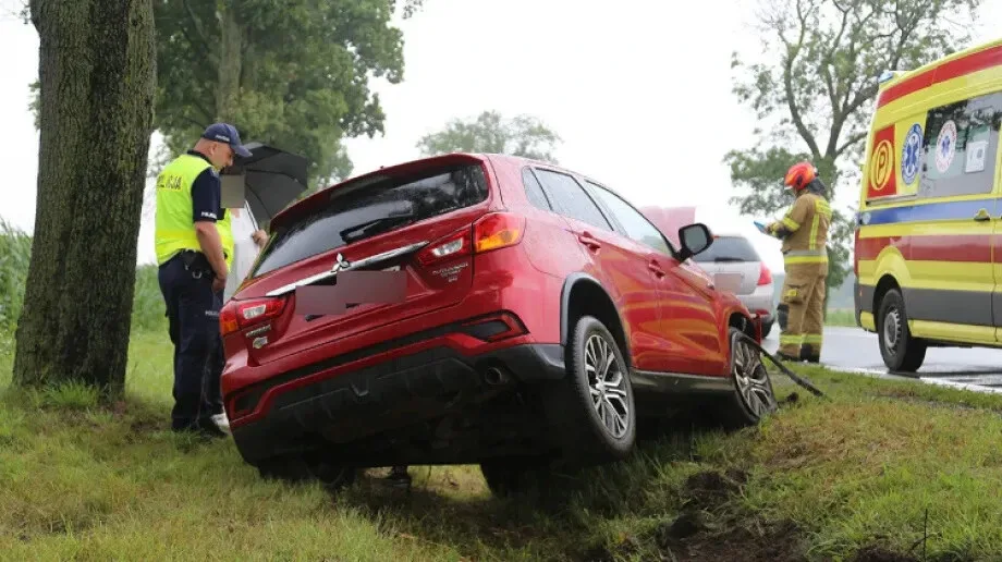 Wypadek na trasie Ostrołęka - Ostrów Mazowiecka. Auto osobowe w rowie (zdjęcia, aktualizacja)