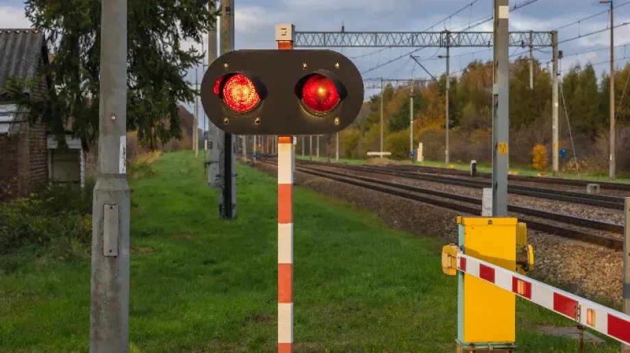 Sekundy od tragedii. Kierowcy wciąż ryzykują życie na torach