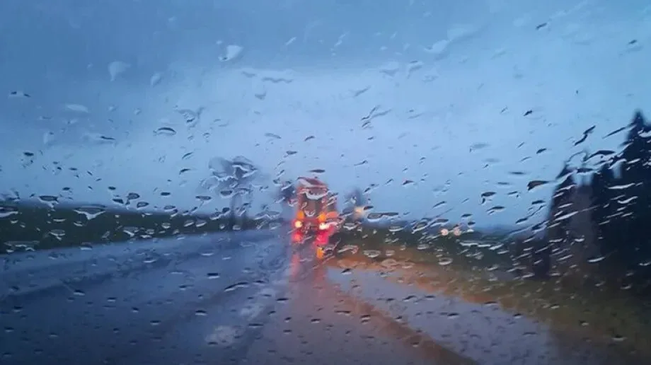 Uwaga na drogach. Deszczowe lato zwiększa ryzyko wypadków