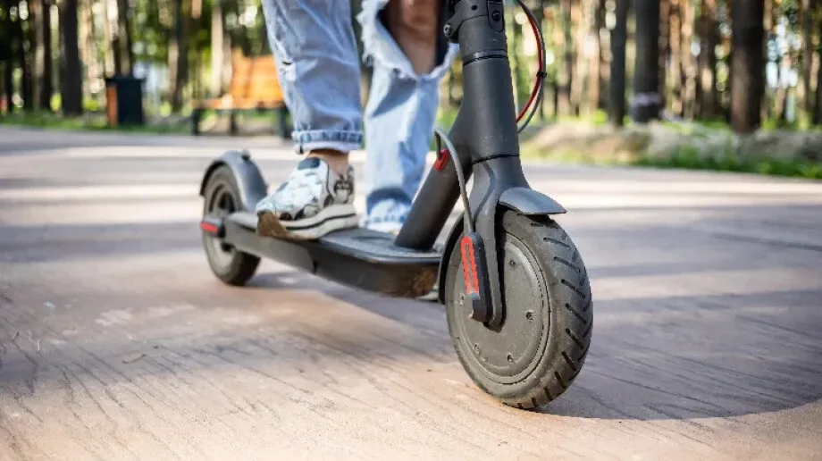 Policja kontroluje użytkowników hulajnóg i rowerów elektrycznych