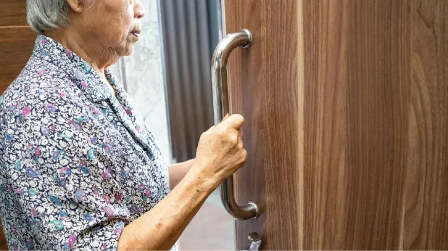 Seniorze, nie daj się oszukać. Apel o ostrożność przy otwieraniu drzwi nieznajomym