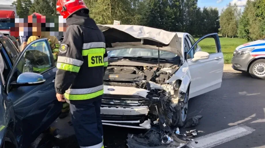 Dramat na skrzyżowaniu w Chmielewie! Auta rozbite, jedna osoba w szpitalu (zdjęcia)