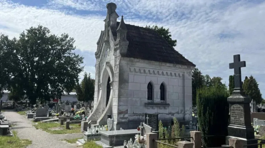 Kaplica Nowców na cmentarzu. Radny Pecura pyta o remont