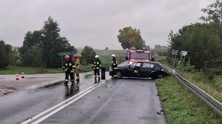 Zderzenie dwóch pojazdów w Chmielewie. Jedna osoba trafiła do szpitala (zdjęcia)