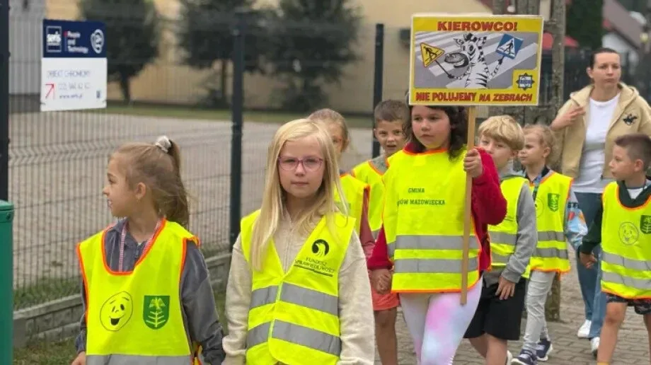 Tabliczki, uśmiechy i ważny przekaz. Dzieci edukują kierowców (zdjęcia)