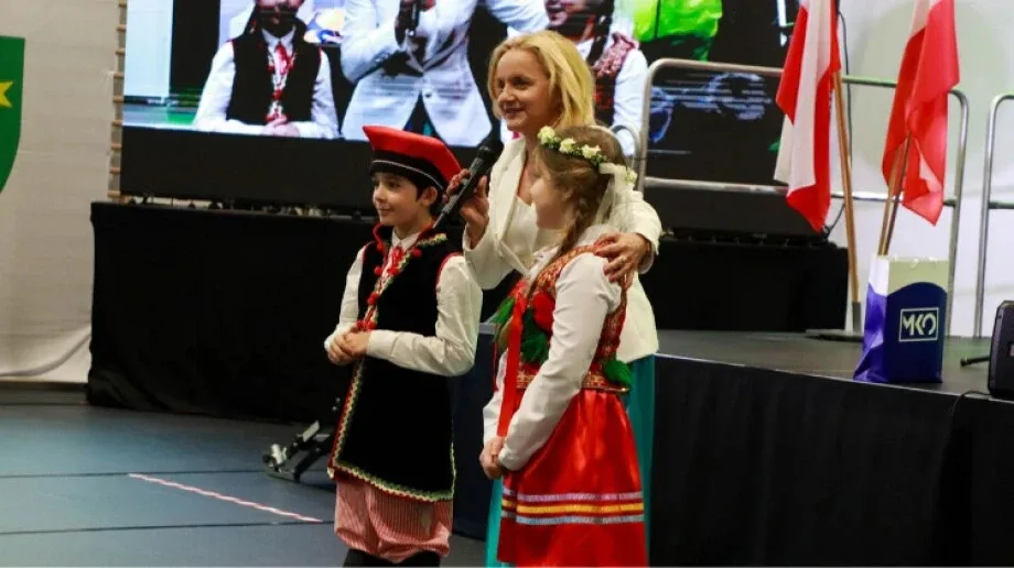 Uroczyste otwarcie nowej szkoły. To już tętniące życiem serce edukacji w Ostrowi (zdjęcia, wideo)