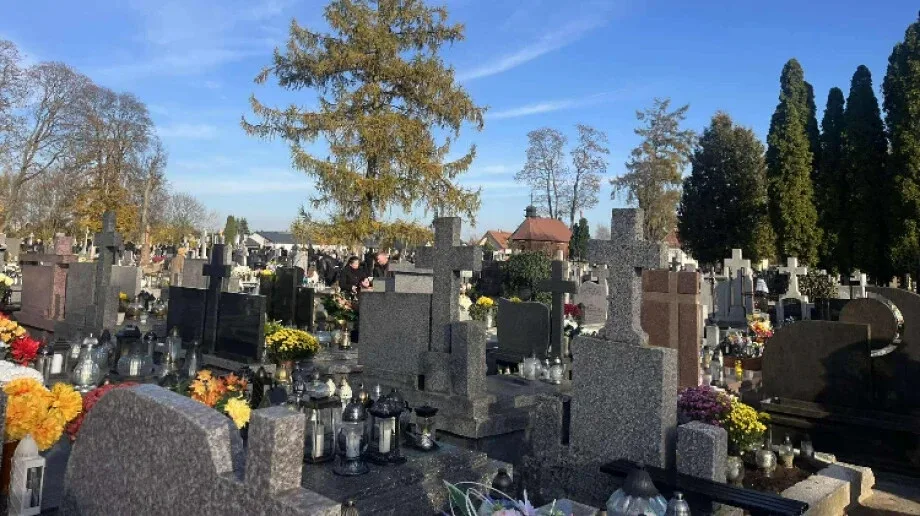 1 listopada na cmentarzu parafialnym w Ostrowi Mazowieckiej. Dzień pełen zadumy i pamięci (zdjęcia)