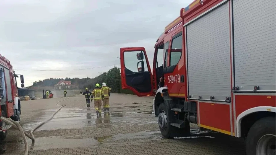 Wózek widłowy w płomieniach. Strażacy na miejscu