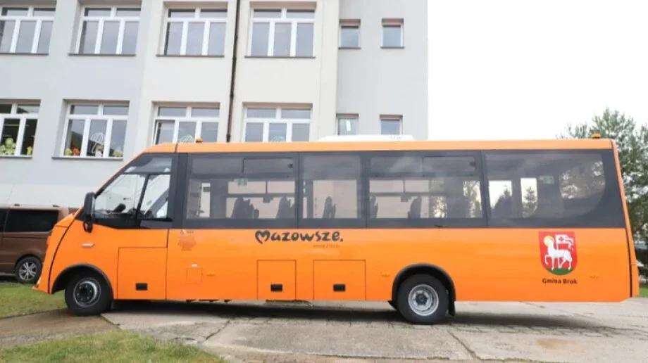 Nowy autobus szkolny w gminie Brok. To ważna inwestycja dla uczniów