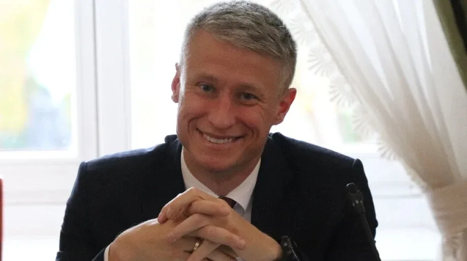 Nowa droga, nowe przystanki, a autobusu wciąż nie ma. Radny Pecura alarmuje: seniorzy bez dojazdu do miasta 